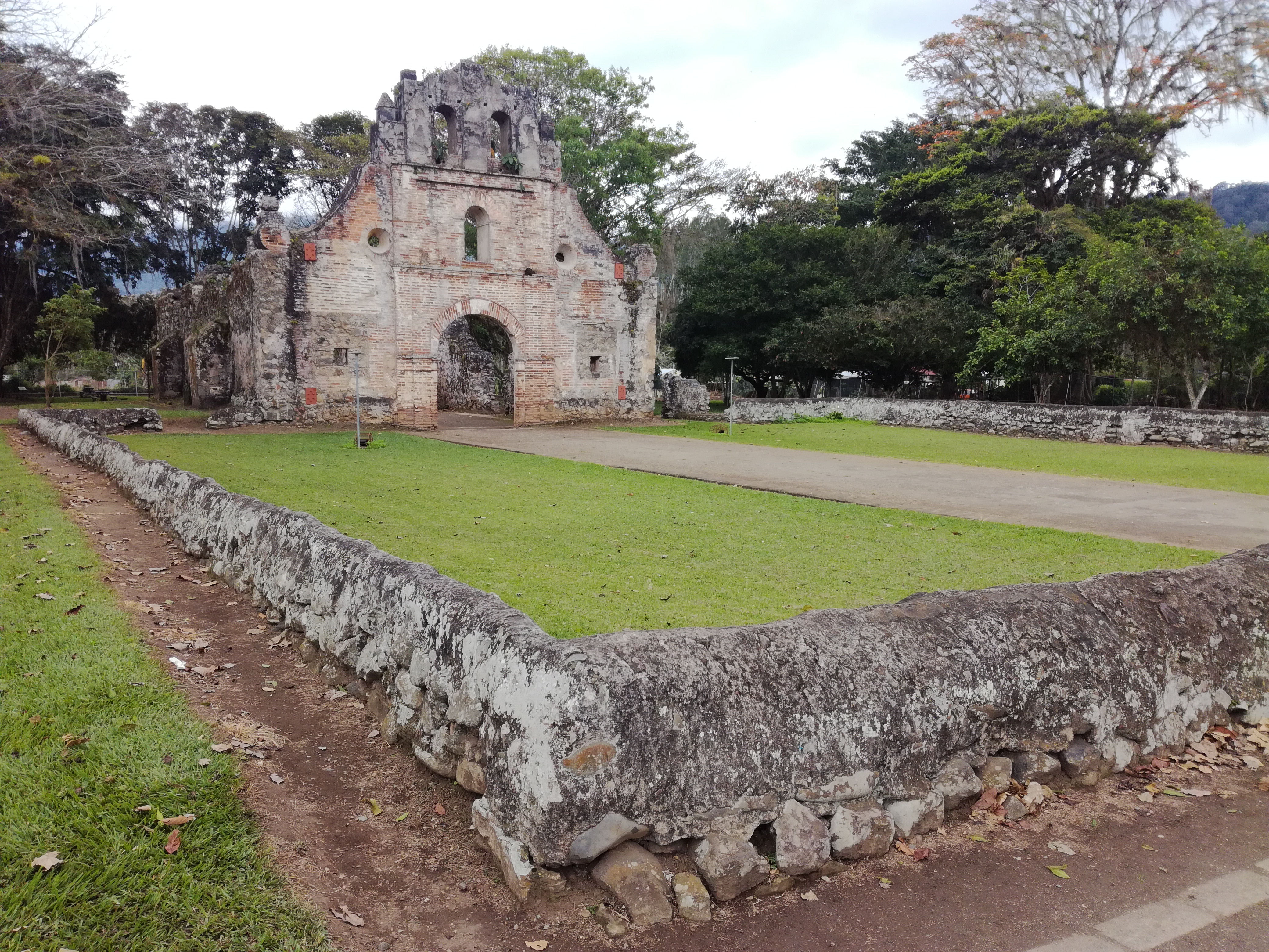Ruines d'Ujarrás dans la vallée d’Orosi au Costa Rica